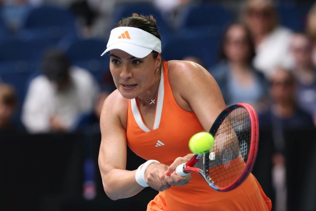 Gabriela Ruse și Mirra Andreeva, pe drumul spre victorie în Australian Open Vineri, 23 ianuarie, la ora 13:15, Gabriela Ruse (28 de ani, 79 WTA) și Mirra Andreeva (18 ani, 7 WTA) se vor confrunta în turul al treilea al Australian Open pe celebra Arenă Rod Laver din Melbourne
