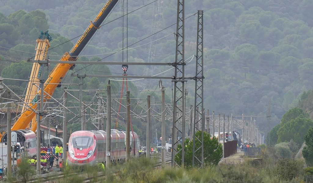 Greva națională a mecanicilor de tren din Spania, declanșată de cel mai mare sindicat din sector, a intrat în a doua zi cu un impact semnificativ asupra rețelei feroviare din țară, într-un moment în care tragicile accidente din această săptămână au adus în prim-plan probleme majore de siguranță