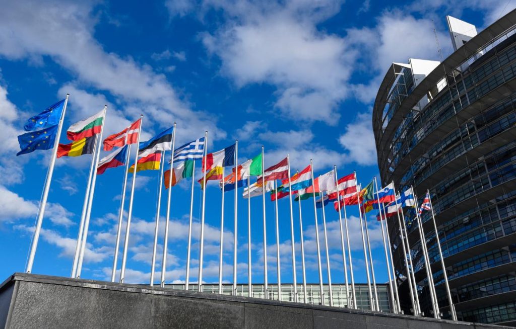 Parlamentul European a anunțat opritura în desfășurarea legislației Turnberry, aflate în centrul acordului comercial UE-SUA, cauza fiind amenințările persistente ale Statelor Unite împotriva suveranității Danemarcei și Groenlandei