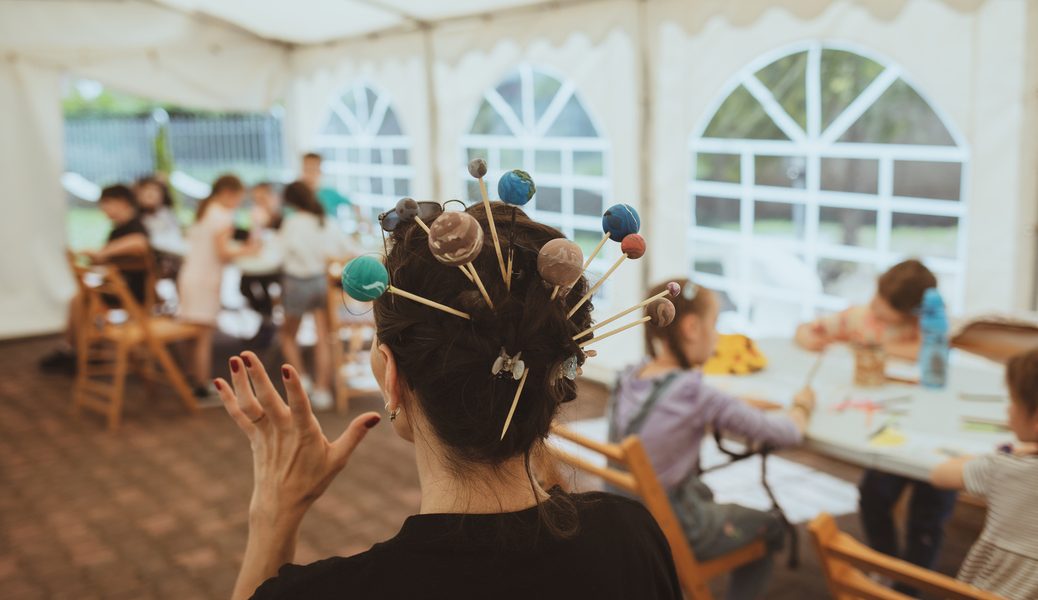 Adina-Soare-fata-cu-planete-in-par-foto-@Ioana-Cirlig-2.jpg - JurnalUrban