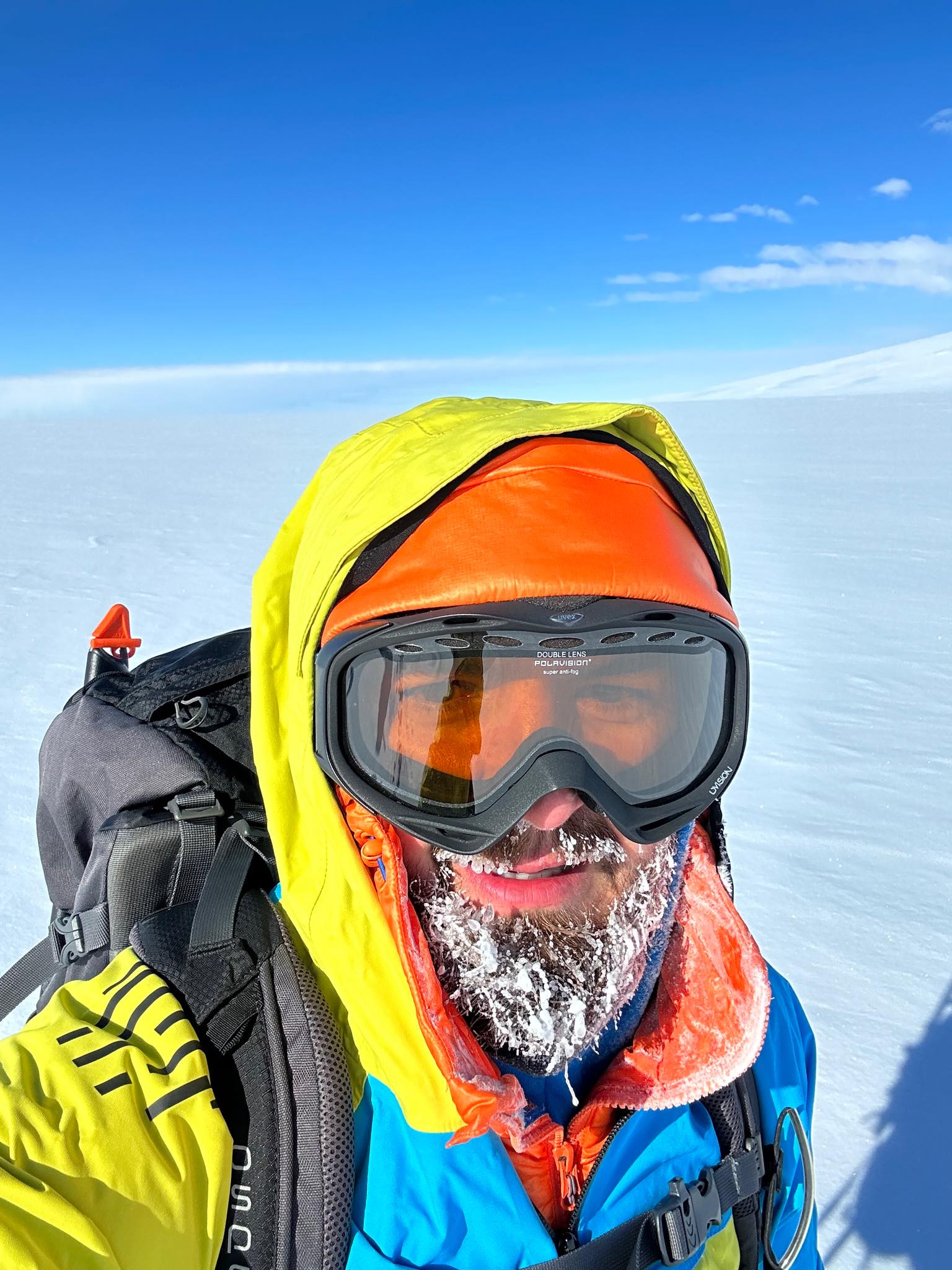 Adrian Ahriţculesei, alpinistul român care își croit drum spre cele mai extreme sihiri ale planetei, a reușit un record impresionant în Antarctica