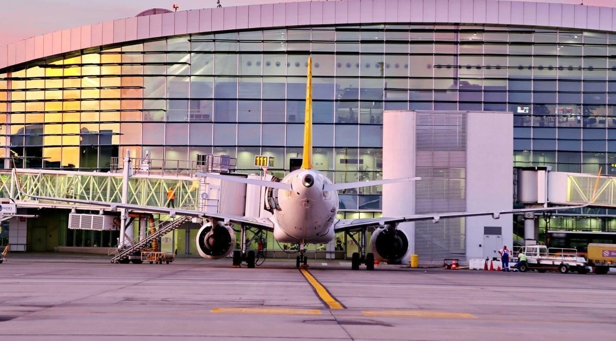 Statul român va prelua integral controlul asupra Companiei Naționale Aeroporturi București (CNAB), un pas considerabil în strategia de consolidare a infrastructurii aeroportuare din țară