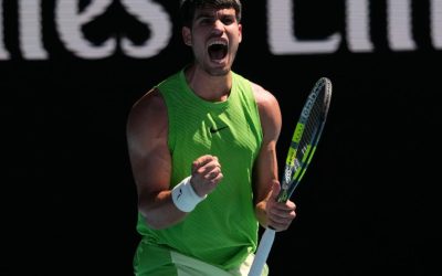 Alcaraz cambia de modelo para lograr billete a la tercera ronda