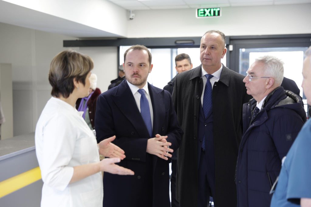 România și Republica Moldova aprofundeză colaborarea medicală pentru tratamente inovative În contextul unei din ce în ce mai strânse relații bilaterale, România și Republica Moldova explorează posibilitatea dezvoltării unui sistem comun de cooperare în domeniul sănătății, menit să ofere soluții pentru pacienții care se confruntă cu afecțiuni pentru care nu există tratamente disponibile în prezent