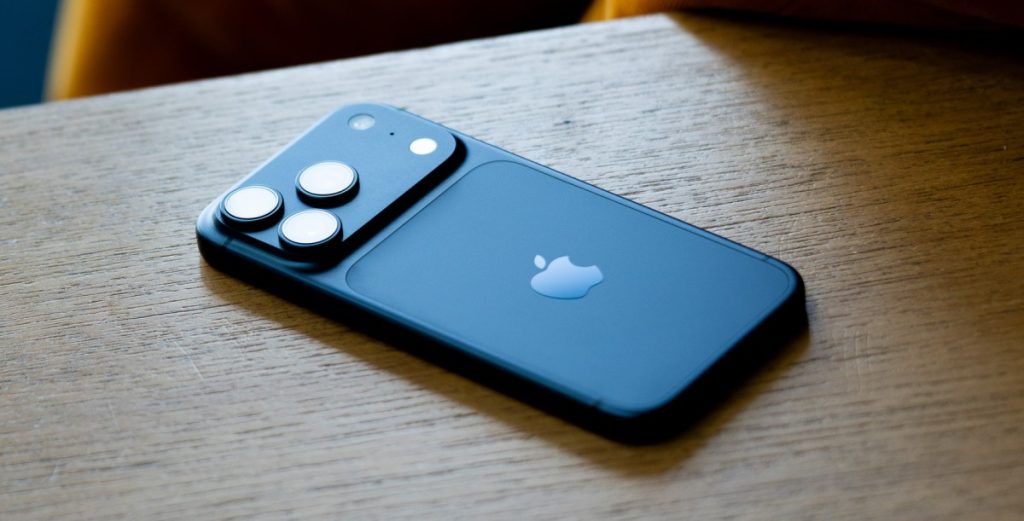Apple aims to keep iPhone 18 price flat in face of RAM shortage, Kuo says