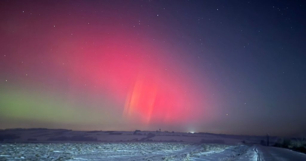 Imagini spectaculoase cu aurora boreală văzută din România. Soarele a emis cea mai puternică furtună solară din ultimii 20 de ani