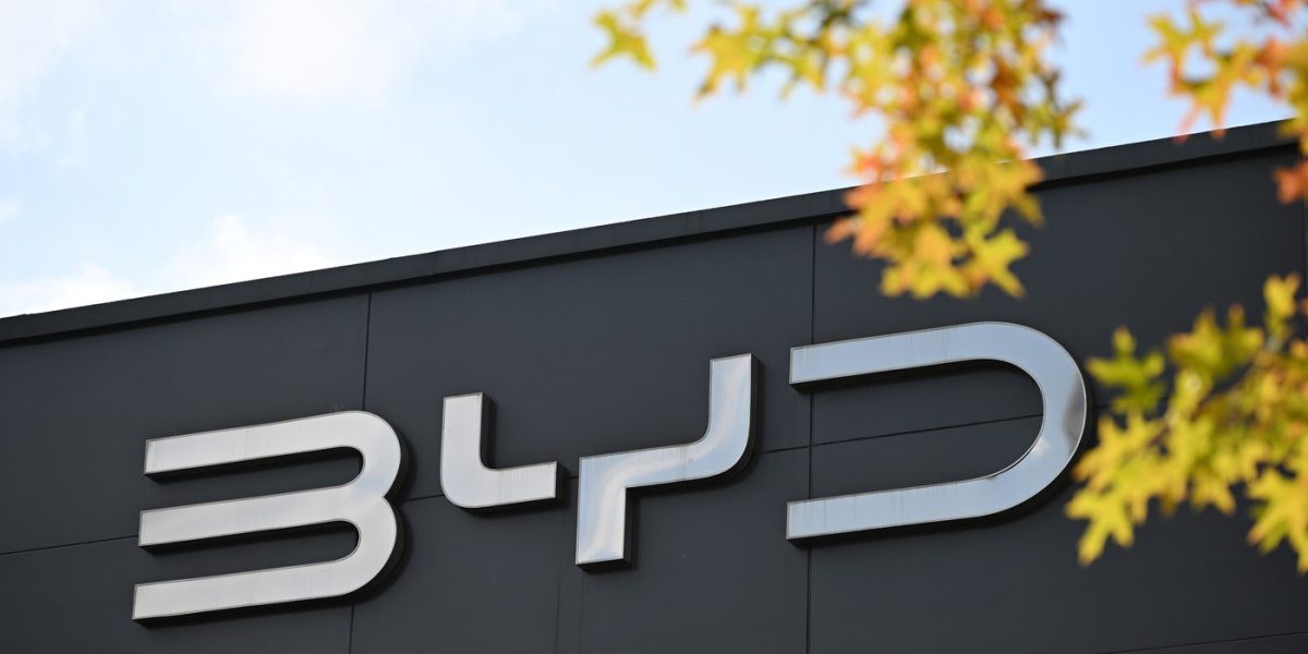 Grupul chinez BYD e pe cale să devină cel mai mare producător de mașini electrice, probabil depășind Tesla