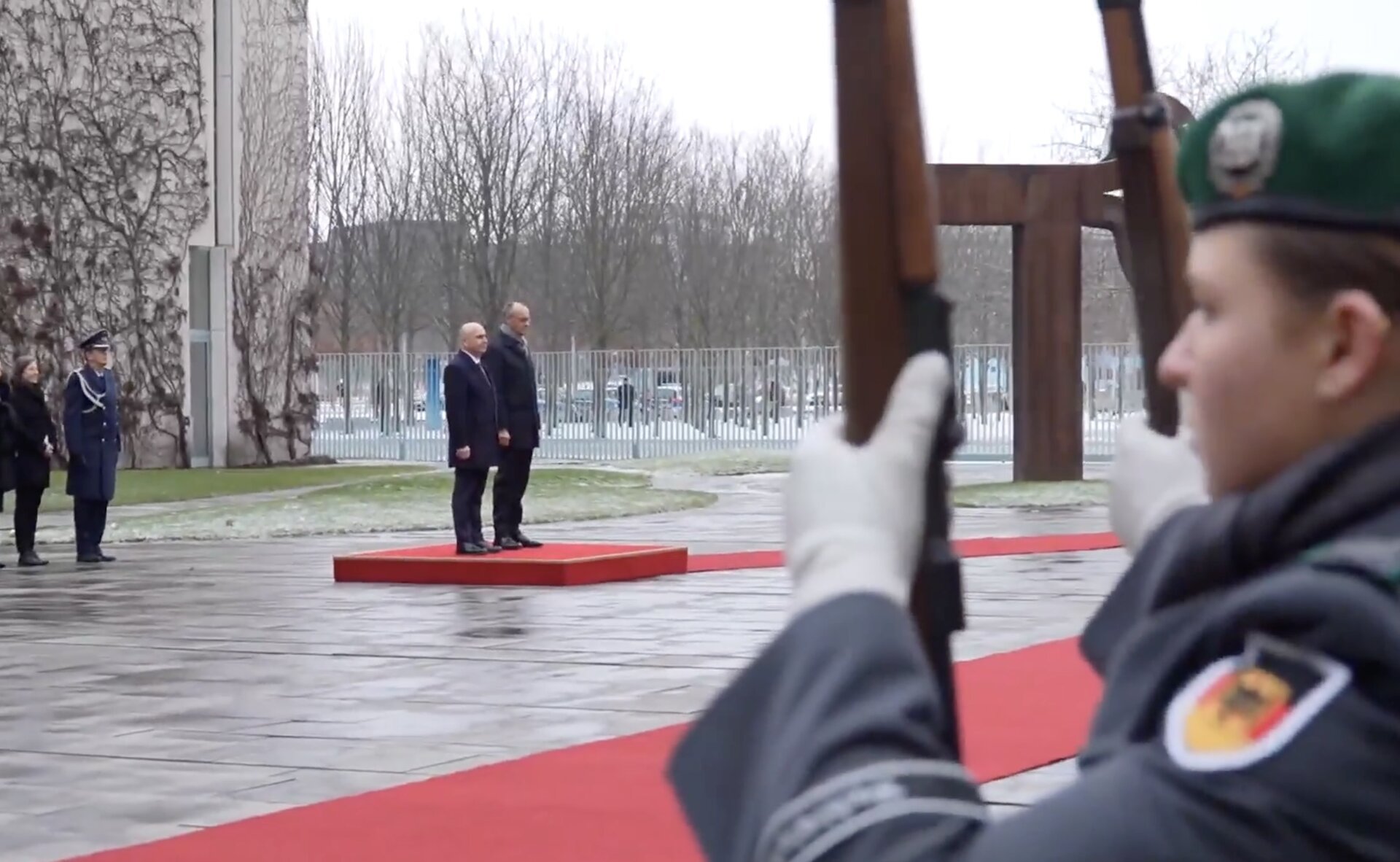 Premierul Marcel Bolojan onorează memoria Holocaustului în Germania, în cadrul unei vizite oficiale Premierul Marcel Bolojan a marcat o vizită de solidaritate și recunoaștere a importanței memoriei Holocaustului în Europa, depunând miercuri o coroană de flori la Memorialul Evreilor Ucişi în Europa, situat în Berlin