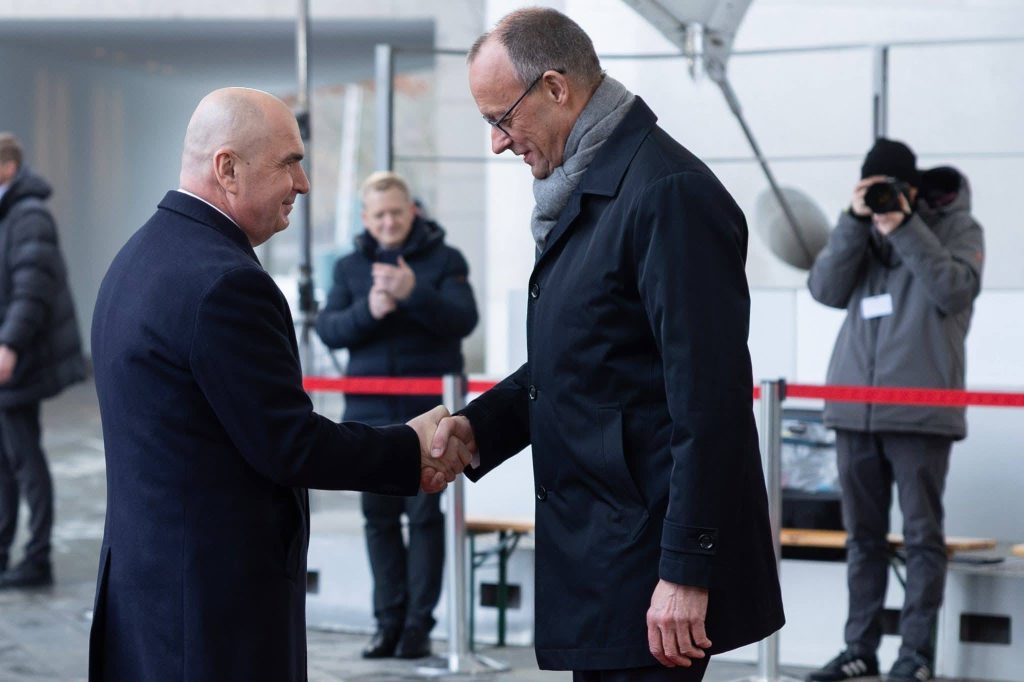 Titlu: Premierul Ilie Bolojan invită Cancelarul German, Friedrich Merz, la București pentru a aprofunda colaborarea bilaterală Subtitlu: Relația dintre România și Germania a fost caracterizată drept „foarte bună” și bazată pe interes comun