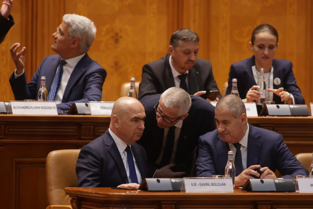 Critici pentru premierul Bolojan după reacția sa în scandalul de plagiat al ministrului Justiției. Comparație cu cazurile Anastasiu și Moșteanu