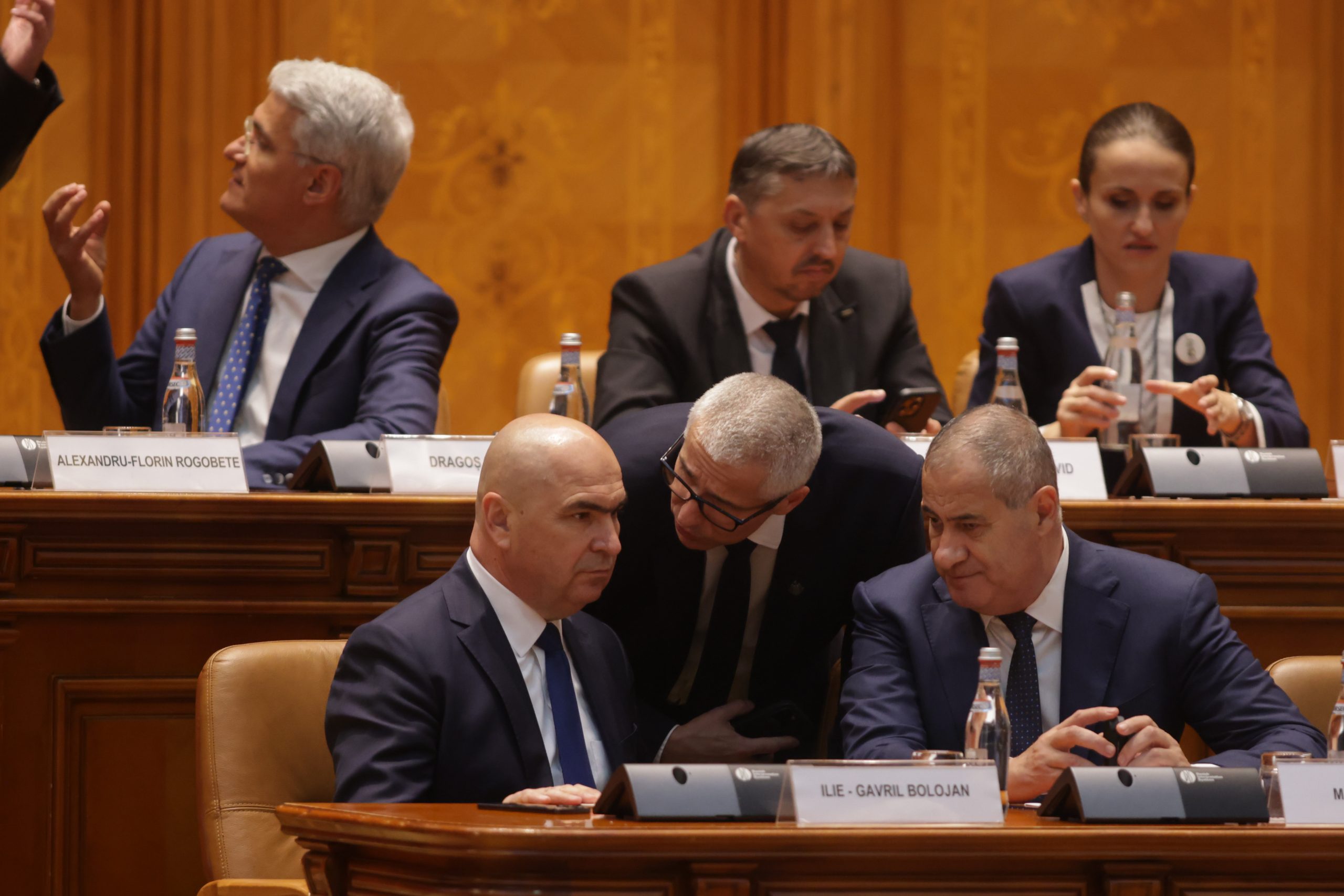 Critici pentru premierul Bolojan după reacția sa în scandalul de plagiat al ministrului Justiției. Comparație cu cazurile Anastasiu și Moșteanu