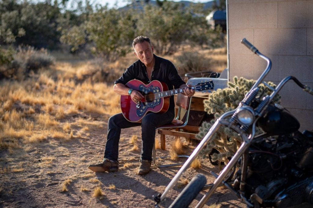 Bruce Springsteen lansează o melodie critică la adresa politicii anti-imigrație a președintelui Donald Trump Celebrul producător și interpret american de muzică rock, Bruce Springsteen, cunoscut pentru atitudinea sa civică și pentru deschiderea față de valorile social-umanitare, a lansat recent o piesă intitulată „Streets of Minneapolis”, o critică dură la adresa politicii anti-imigrație promovate de administrația Donald Trump