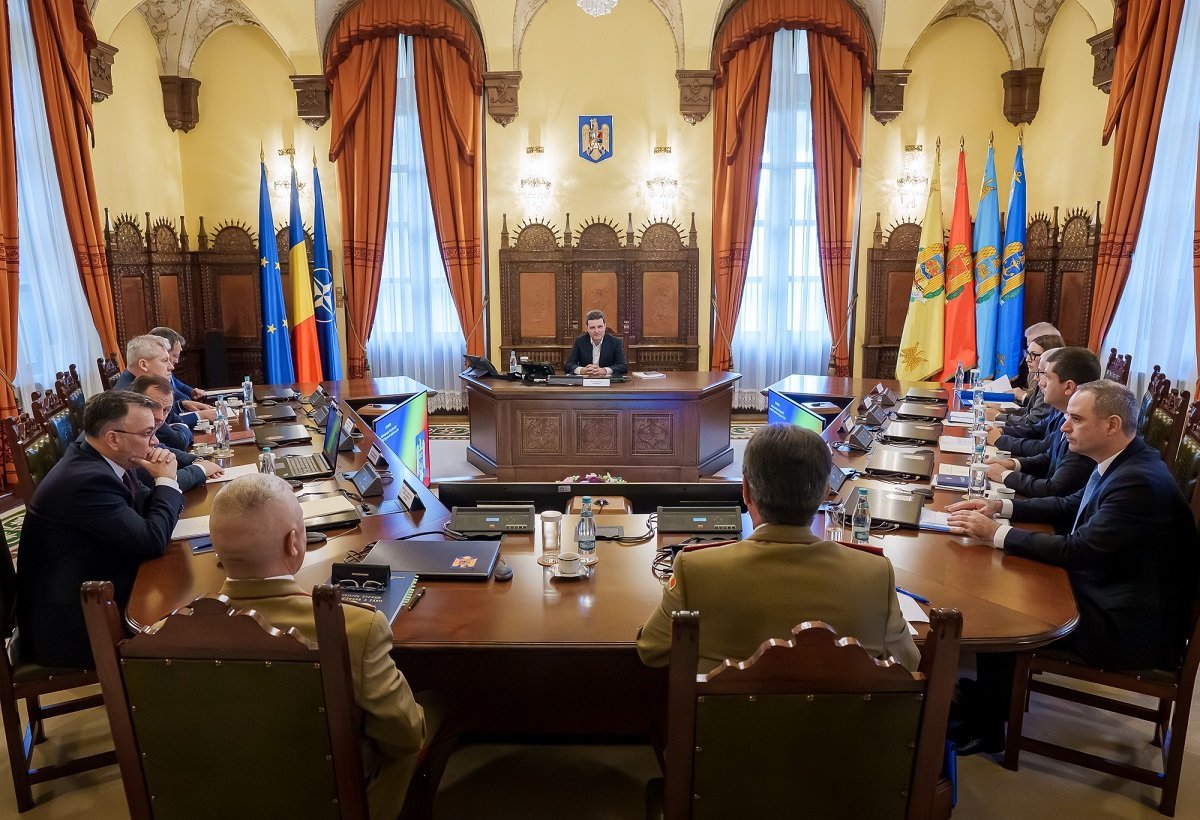 Radu Miruță propune redeschiderea discuției despre transparența ajutoarelor militare acordate Ucrainei de către România Ministrul Apărării Naționale, Radu Miruță, a declarat luni, la Antena 3 CNN, că va insista pentru reluarea discuțiilor în cadrul Consiliului Suprem de Apărare a Țării (CSAT) privind declasificarea valorii totale a ajutoarelor umanitare și militare acordate Ucrainei de către România de la începutul războiului