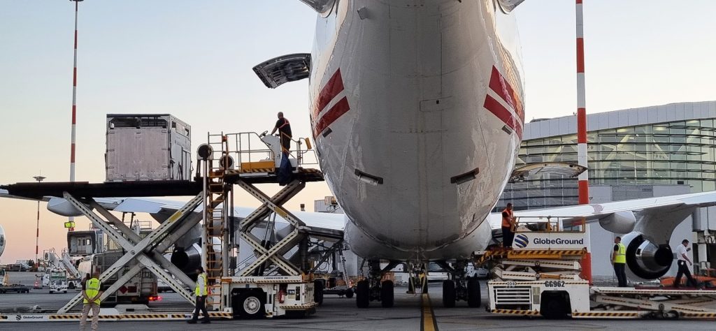 Taxa „Temu” de 25 de lei pe coletele extracomunitare a declanșat un val de mutări logistice și scăderi drastice ale traficului aerian de marfă la Aeroportul Henri Coandă Intrarea în vigoare a taxei „Temu”, de 25 de lei pe colet pentru importurile din afara Uniunii Europene, s-a dovedit a fi o decizie cu efecte contrare celor anticipate