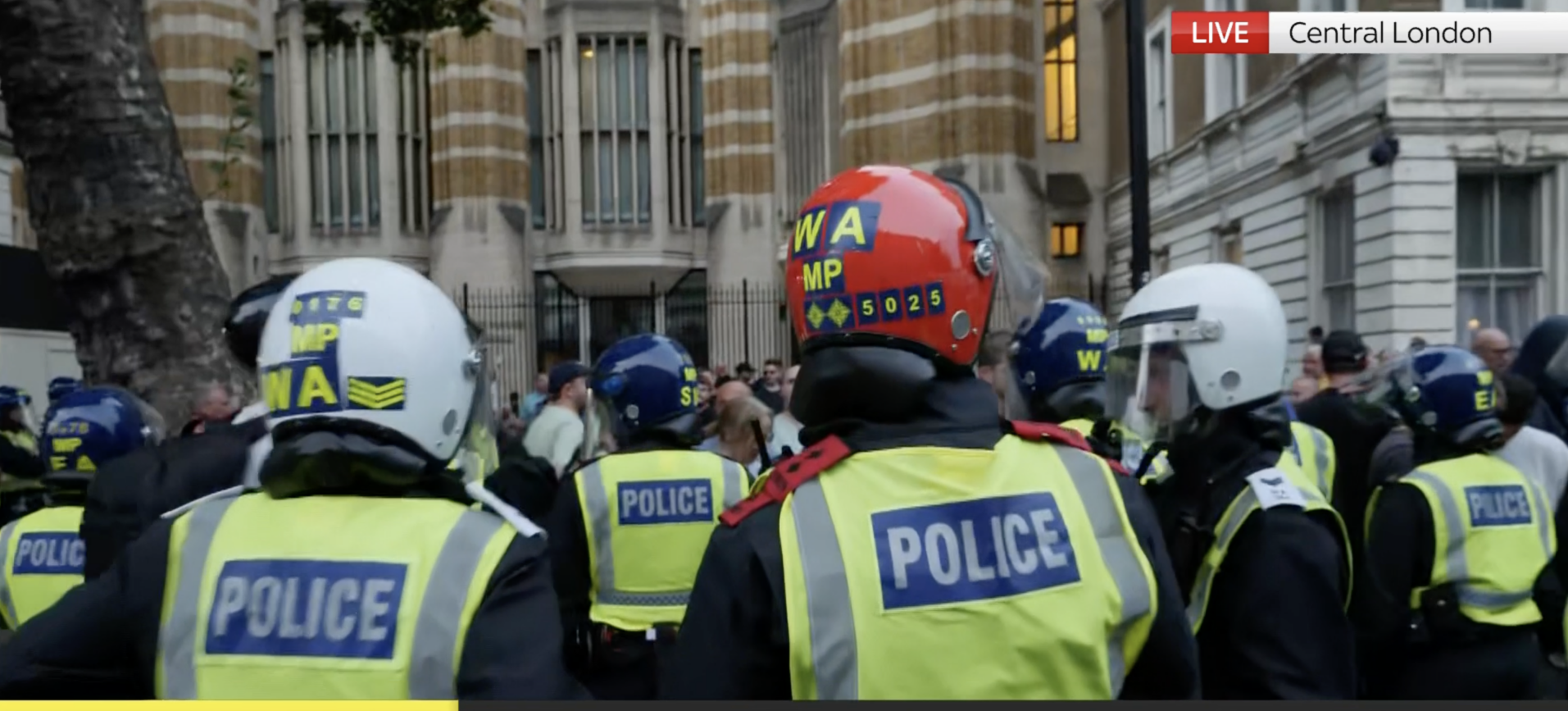 Zece persoane arestate după incursiunea pe teritoriul unei închisori din Londra în semn de solidaritate cu un deținut aflat în greva foamei Poliția din Marea Britanie a anunțat duminică că 86 de persoane au fost reținute în urma unei manifestații spontane care s-a soldat cu pătrunderea în incinta unei închisori londoneze