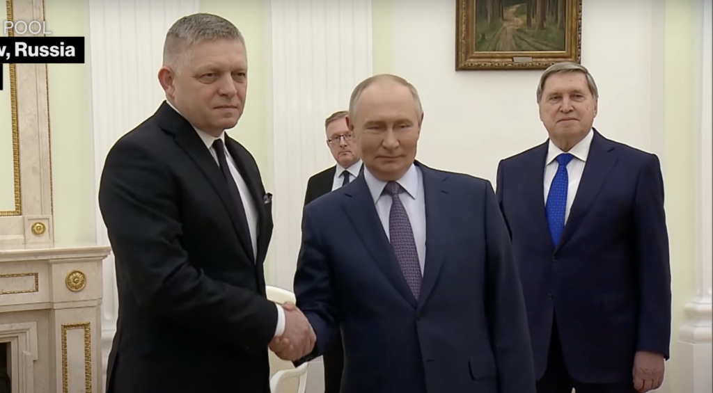 Prim-ministrul Slovaciei, Robert Fico, critic vehement asupra intervenției militare americane în Venezuela Prim-ministrul slovac Robert Fico a manifestat o poziție fermă împotriva atacului militar declanșat de Statele Unite asupra Venezuelei, dezvăluind un punct de vedere critic cu privire la modul în care această acțiune a fost realizată