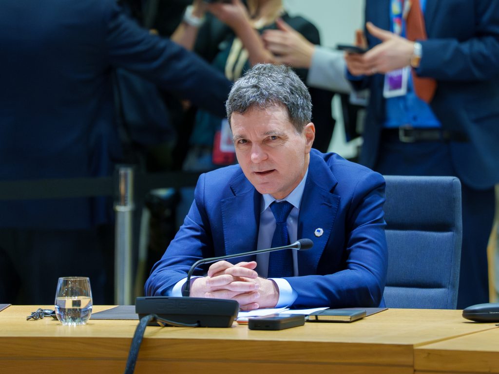 Titlu: Nicuşor Dan: Coaliția stă mai rău decât acum 6-7 luni, dar optimismul rămâne Nicuşor Dan, preşedintele, ne-a oferit constatări alarmante, dar și încurajatoare, într-o conferință de presă recentă