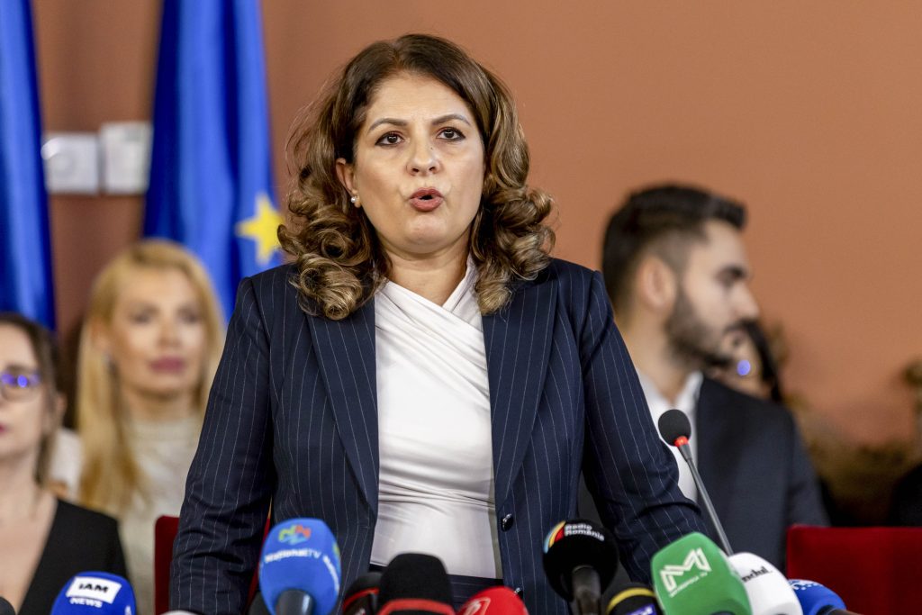 Contestațiile unei avocate din AUR împotriva a doi judecători constituționali, amânate de Curtea de Apel București chiar pentru ziua în care CCR are un nou termen pe pensiile magistraților