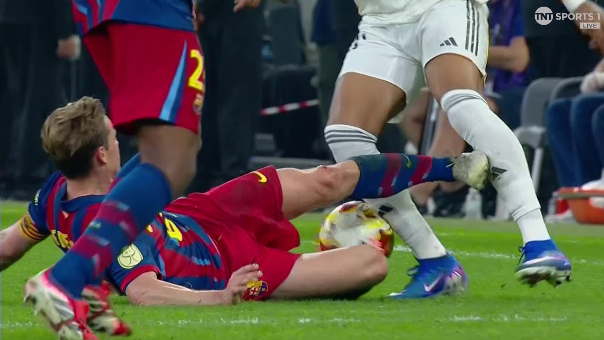 De Jong, în centrul atenției după un cartonaș roșu controversat în Supercupa Spaniei Frenkie de Jong a fost protagonistul unui moment controversat în finala Supercupei Spaniei, când a fost eliminat cu cartonaș roșu după un fault drastic asupra starului francez Kylian Mbappe
