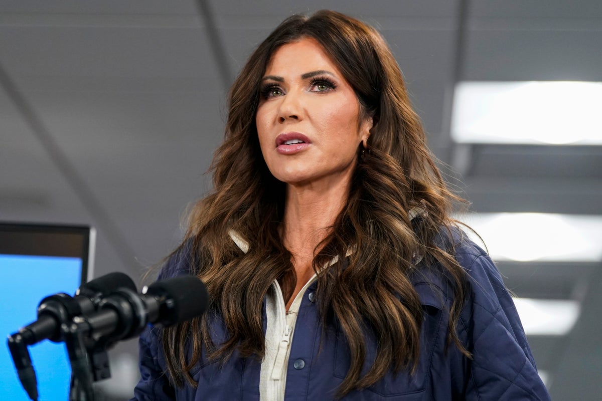 Kristi Noem sub presiune: Critici severe după incidentul din Minneapolis Kristi Noem, secretarul pentru Securitate Internă al SUA, se confruntă cu o intensificare a criticilor și a controverselor după ce a apărat acțiunile agenților federali care au dus la moartea lui Alex Pretti, un asistent medical de 37 de ani, în timpul unui protest în Minneapolis