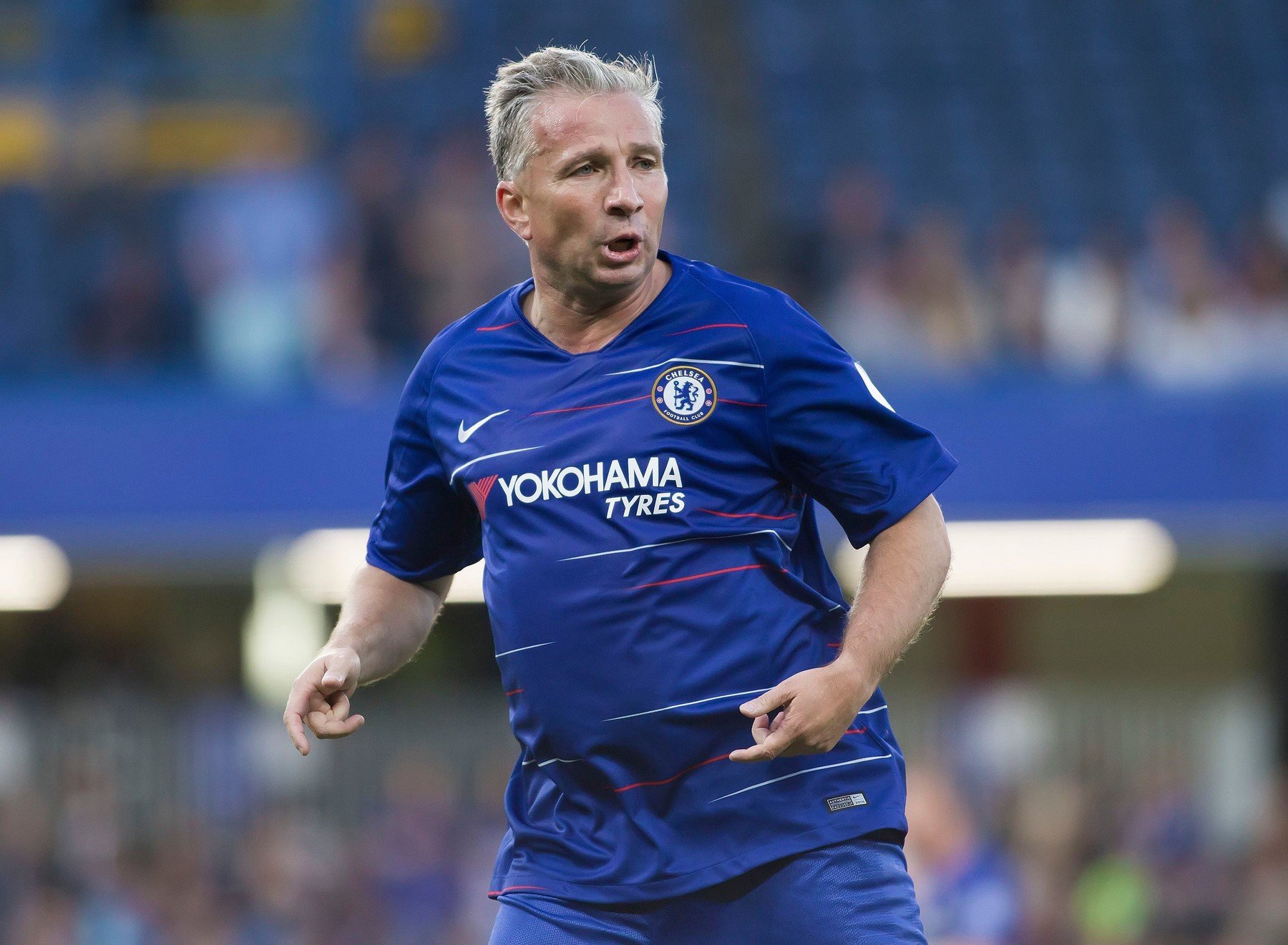 Chelsea Londra îi oferă o surpriză emoționantă lui Dan Petrescu Dan Petrescu, fostul internațional român, a trăit un moment emoționant atunci când a aflat că Chelsea Londra, echipa care l-a consacrat pe plan internațional, a decis să o invitate pe fiica sa, Beatrice-Chelsea, la meciul din semifinalele Carabao Cup, programat pe 14 ianuarie 2026, împotriva rivalilor de la Arsenal