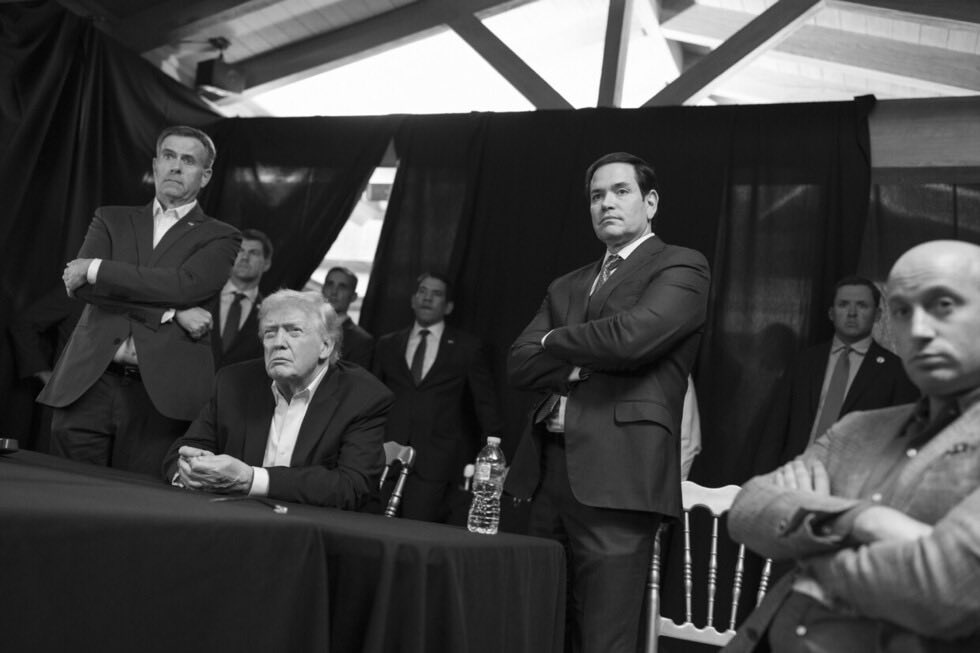 Donald Trump, absent de la Casa Albă, dar încă implicat activ în scena geopolitică, face recent furori prin revelațiile legate de urmăririle sale din momentul capturării liderului venezuelean Nicolás Maduro