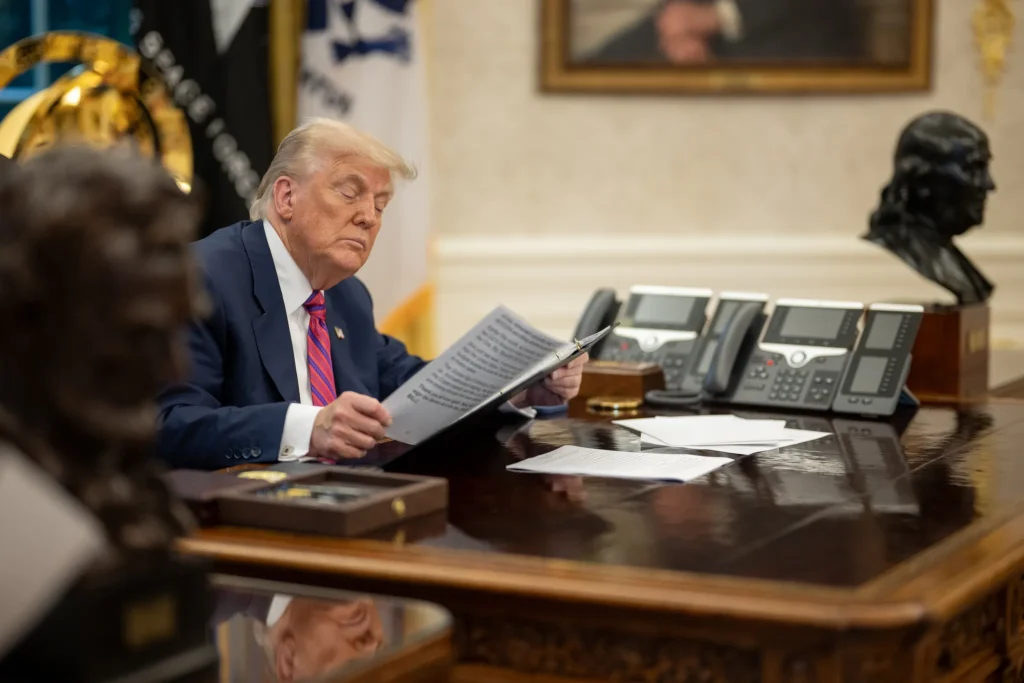 Președintele Statelor Unite, Donald Trump, a făcut luni un anunț menit să ridice nivelul de tensiune în contextul crizei din Iran