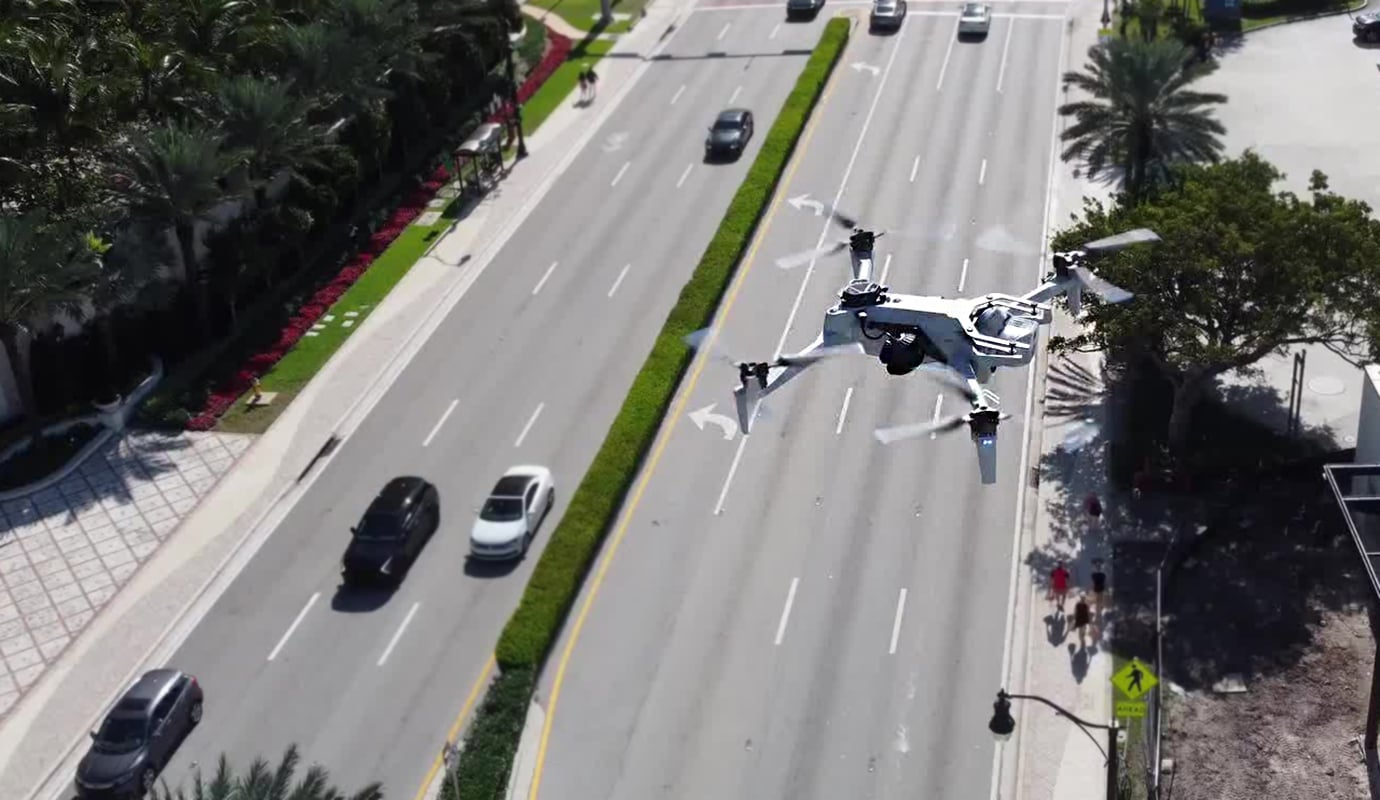 Poliția din SUA folosește dronele nu doar pentru căutări și intervenții, ci și pentru sancțiuni în trafic – un echipament din ce în ce mai prezent în activitatea zilnică a autorităților Utilizarea dronelor de către autoritățile americane nu mai este de multă vreme doar o soluție pentru situații de urgență sau intervenții speciale