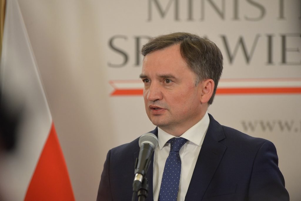 Fostul ministru polonez al justiției, Zbigniew Ziobro, a ales să solicite azil în Ungaria, situând această decizie în contextul intensificării tensiunilor politice din Polonia