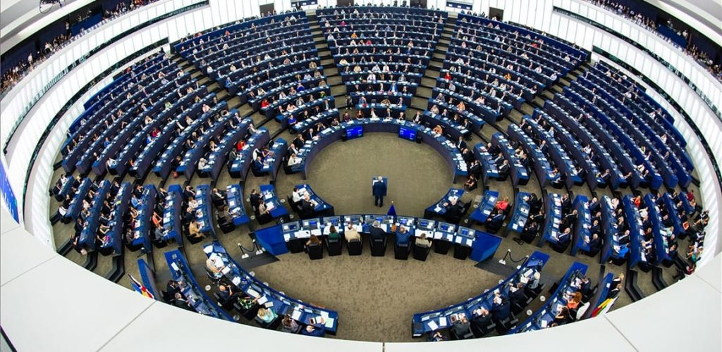 Titlu: Eurodeputații aduc în discuție compatibilitatea acordurilor UE-Mercosur cu tratatele, solicitând avizul CJUE Subtitlu: O moțiune de cenzură împotriva Comisiei Europene este pusă pe masa discuțiilor Prin acordurile pe care Uniunea Europeană (UE) le-a încheiat cu alianța comercială sud-americană, Mercosur, contextul economic și juridic european este pus sub semnul întrebării