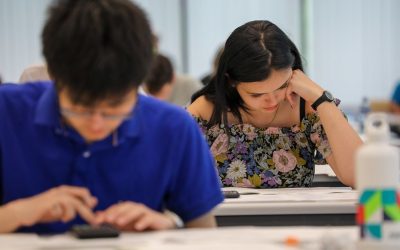 Examen-elev-admitere-test-gandeste-fata-baiat-ICHO-2023-Flickr.jpg - JurnalUrban