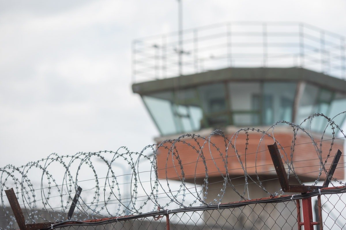 Om de afaceri turc evadat din penitenciarul Rahova după ce fusese condamnat la 22 de ani de închisoare Întâmplare șocantă în sistemul penitenciar din România, unde Abdullah Ataș, un om de afaceri turc, a reușit să evadeze din Penitenciarul Rahova, chiar după ce fusese condamnat la o pedeapsă de 22 de ani de închisoare