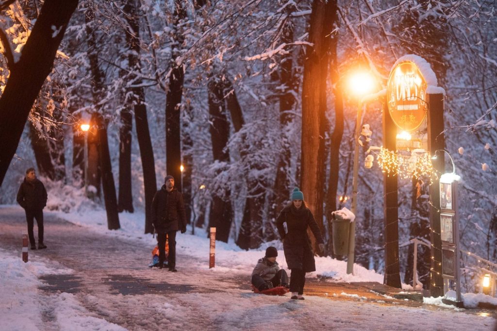 Temperaturi extreme și sfârșit de ianuarie mai blând decât de obicei: ce ne rezervă săptămânile următoare Vântul rece, gerul pătrunzător și temperaturile extrem de scăzute marchează începutul acestei săptămâni, dar previziunile meteorologice anunță o schimbare radicală în următoarele patru săptămâni