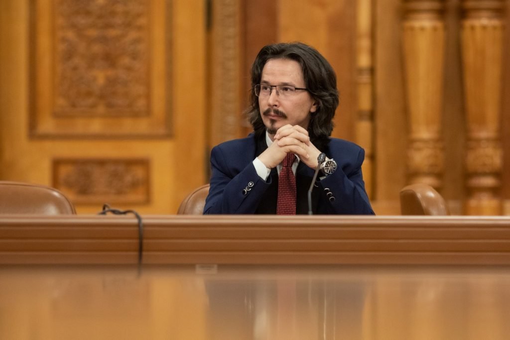 Controverse privind eligibilitatea ministrului Radu Marinescu: plagiatul nu blochează avansarea candidaților pentru conducerea Parchetului Situație tensionată în sistemul judiciar românesc, pe fondul recentei controverse generate de dezvăluirea unui posibil plagiat în lucrarea de doctorat a ministrului Justiției, Radu Marinescu