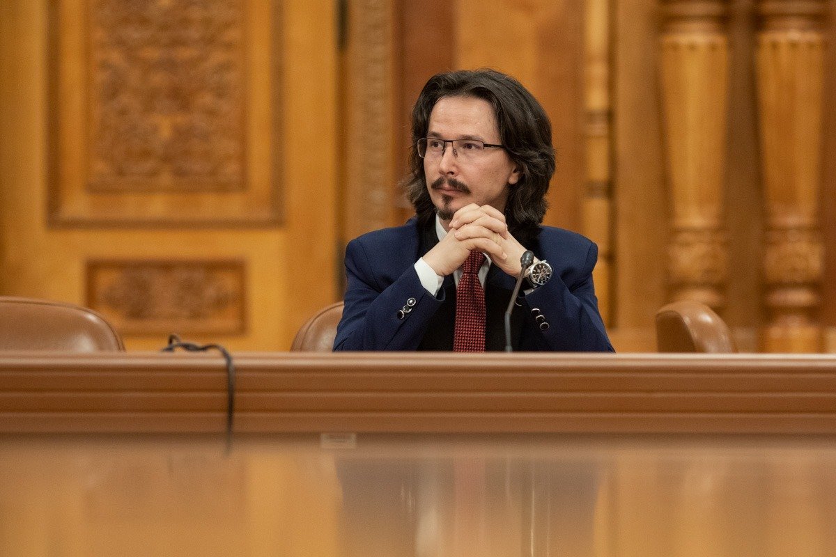 Controverse privind eligibilitatea ministrului Radu Marinescu: plagiatul nu blochează avansarea candidaților pentru conducerea Parchetului Situație tensionată în sistemul judiciar românesc, pe fondul recentei controverse generate de dezvăluirea unui posibil plagiat în lucrarea de doctorat a ministrului Justiției, Radu Marinescu