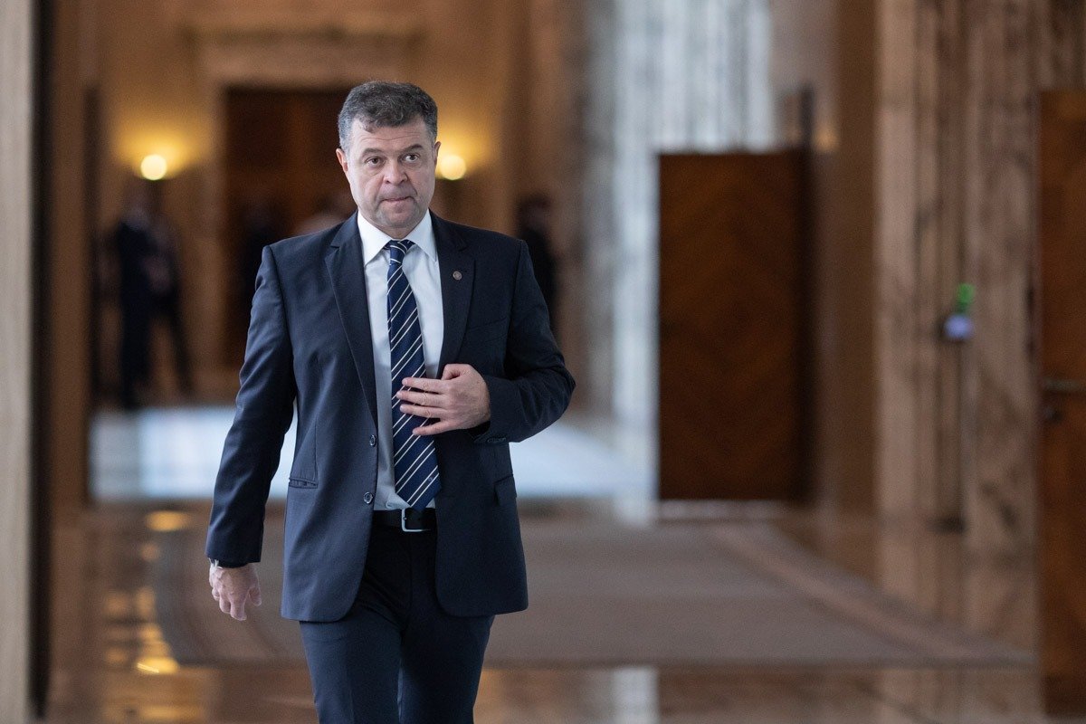 Premierul Ilie Bolojan promite anunțul major pentru portofoliul Educației în ianuarie, după analiză internă Timișoara, 7 decembrie 2023 — În contextul dezbaterilor și incertitudinii legate de principalele portofolii ministeriale din noul guvern, premierul Ilie Bolojan a făcut o declarație importantă sâmbătă, anunțând că numirea pentru funcția de ministru al Educației va fi făcută în primele zile ale anului viitor