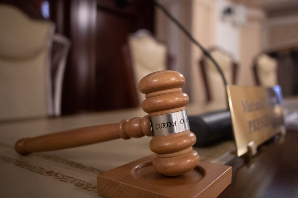 Curtea Constituțională a României hotărăște: disparitatea în legislație privind încetarea activității ofițerilor de poliție judiciară trebuie remediată Decizia Curții Constituționale a României din ultimele zile aduce în prim-plan o problemă de fundament în sistemul de aplicare a legii în domeniul justiției, mai precis în cadrul structurilor specializate ale poliției