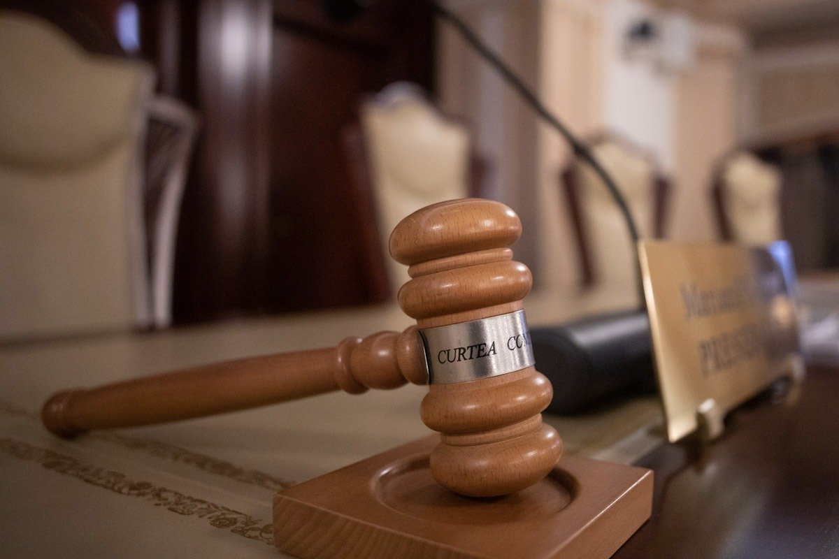 Curtea Constituțională a României hotărăște: disparitatea în legislație privind încetarea activității ofițerilor de poliție judiciară trebuie remediată Decizia Curții Constituționale a României din ultimele zile aduce în prim-plan o problemă de fundament în sistemul de aplicare a legii în domeniul justiției, mai precis în cadrul structurilor specializate ale poliției