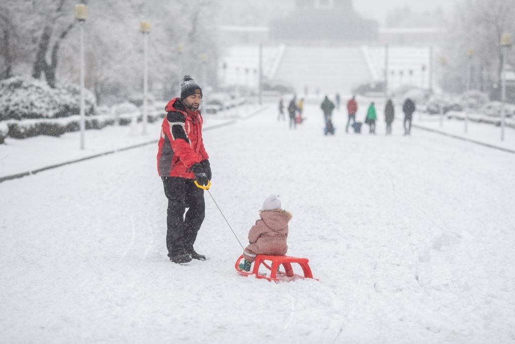 Vremea rea se instală în România, iar autoritățile au emis avertizări cod galben, avertizând populația despre fenomene meteorologice extreme care vor afecta semnificativ jumătatea de nord a țării până joi dimineața