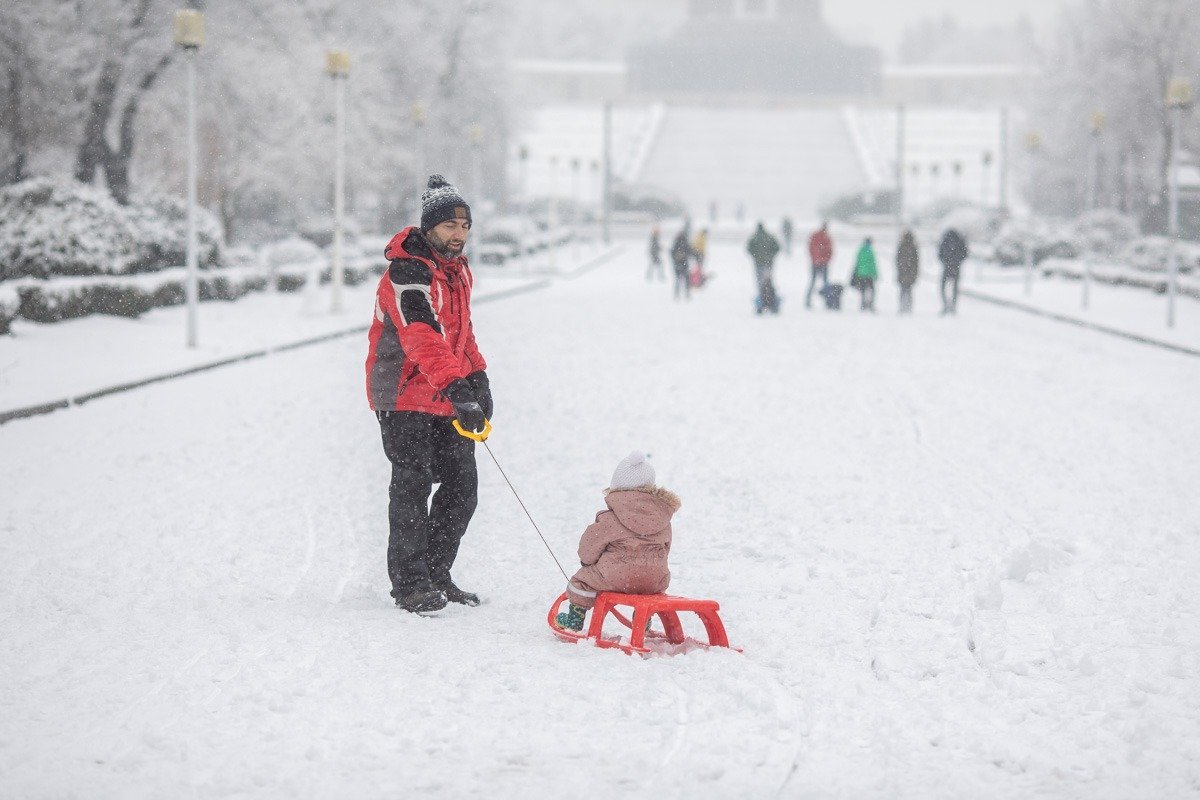 Vremea rea se instală în România, iar autoritățile au emis avertizări cod galben, avertizând populația despre fenomene meteorologice extreme care vor afecta semnificativ jumătatea de nord a țării până joi dimineața