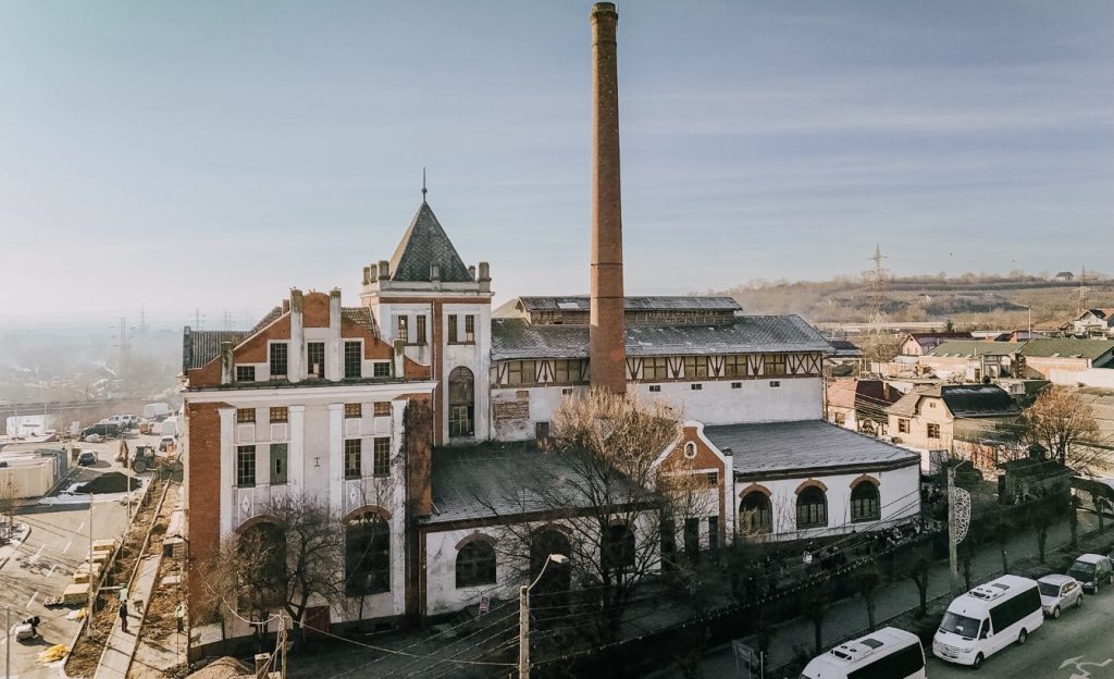 Fosta Fabrică de Bere din Turda, un simbol al industriei tradiționale și al istoriei economice a orașului, scoasă acum la vânzare cu un preț de aproape 2,7 milioane de euro Situată în inima Transilvaniei, fostul complex industrial al Fabricii de Bere Turdeana, cunoscută și sub denumirea istorică Fabrica de Bere Mendel, revine în atenția publicului și a investitorilor