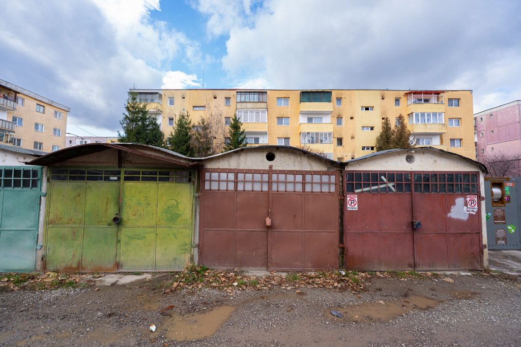 Primăria municipiului Sfântu Gheorghe renunță la demolarea garajelor, adoptând măsuri menite să asigure o conviețuire civilizată între proprietari și urbanism Autoritățile locale din Sfântu Gheorghe au anunțat recent o serie de inițiative menite să protejeze garajele existente în oraș, într-un context în care alte municipalități din țară au fost nevoite să demoleze astfel de construcții pentru a face loc noilor planuri urbanistice