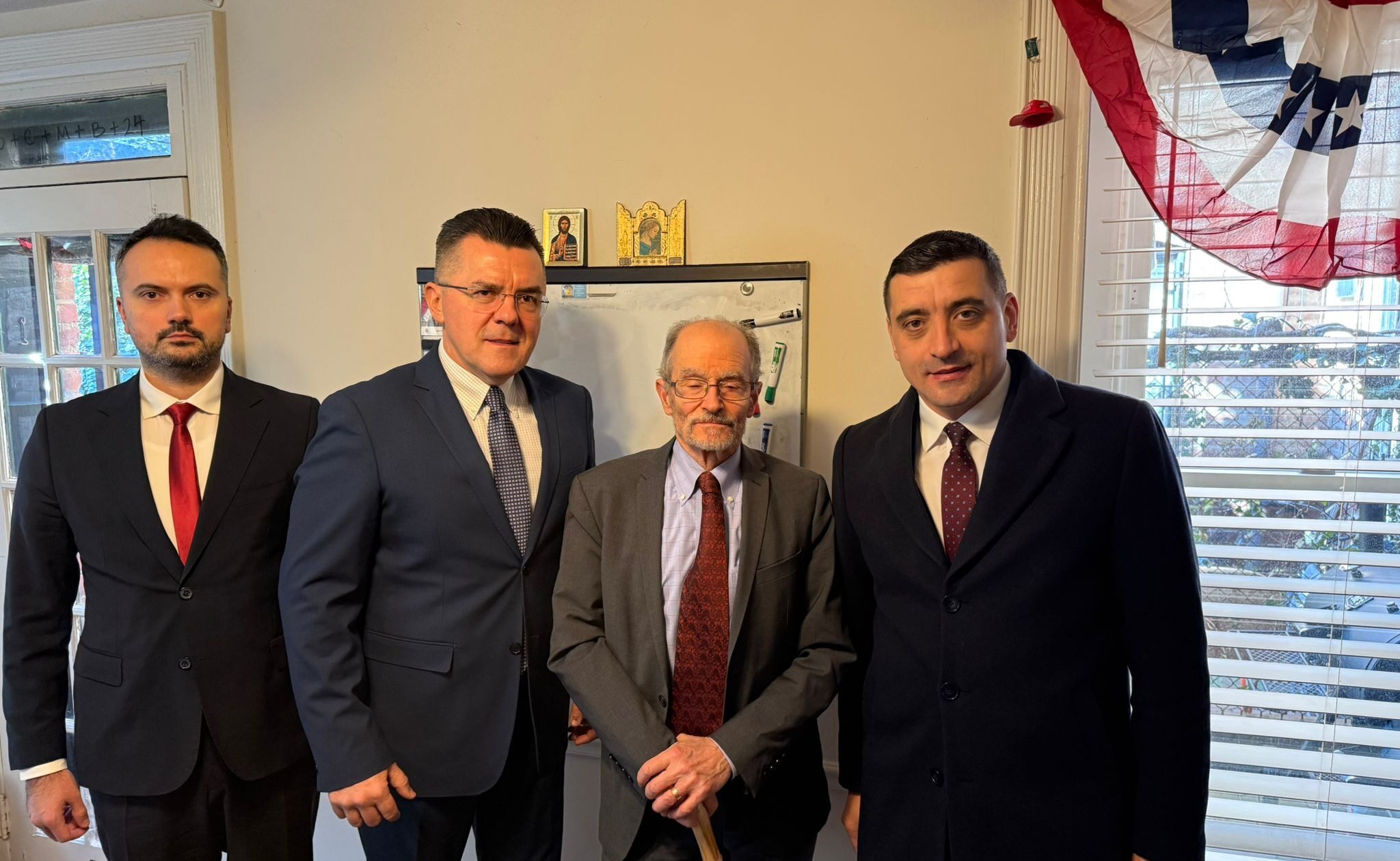 Controverse în rândul AUR după întâlnirea liderilor cu expertul american Daniel Fried O întâlnire recentă dintre liderii Partidului România Unită (AUR), George Simion și Dan Dungaciu, cu analistul și fostul oficial de rang înalt al Departamentului de Stat al SUA, Daniel Fried, a stârnit reacții extrem de dure în interiorul formațiunii
