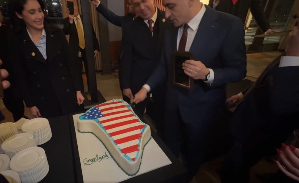 George Simion și simbolistica provocatoare în lumea diplomatică: un tort în formă de Groenlanda, cu steagul SUA, și o polemice de amploare Un gest ciudat, care a generat valuri de reacții în mediul politic și diplomatic, a avut loc miercuri, când liderul partidului extremist AUR, George Simion, a fost surprins tăind un tort în forma Groenlandei, decorat cu steagul SUA