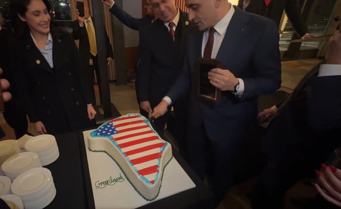 George Simion și simbolistica provocatoare în lumea diplomatică: un tort în formă de Groenlanda, cu steagul SUA, și o polemice de amploare Un gest ciudat, care a generat valuri de reacții în mediul politic și diplomatic, a avut loc miercuri, când liderul partidului extremist AUR, George Simion, a fost surprins tăind un tort în forma Groenlandei, decorat cu steagul SUA