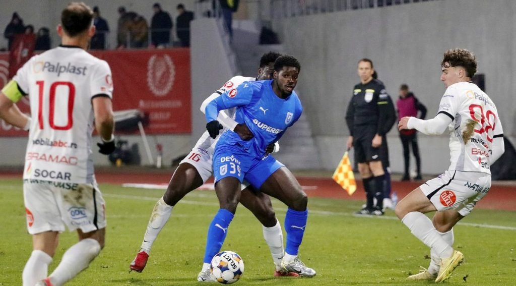 Nsimba, în umbra colegilor: o decizie surprinzătoare a antrenorului Atacantul francez Steven Nsimba, jucător de bază pentru Universitatea Craiova în primele etape ale sezonului, a fost lăsat pe banca de rezerve în ultimele două meciuri oficiale din acest an