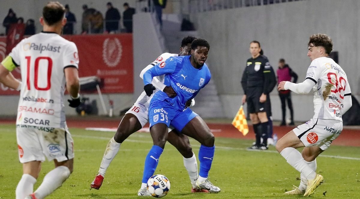Nsimba, în umbra colegilor: o decizie surprinzătoare a antrenorului Atacantul francez Steven Nsimba, jucător de bază pentru Universitatea Craiova în primele etape ale sezonului, a fost lăsat pe banca de rezerve în ultimele două meciuri oficiale din acest an