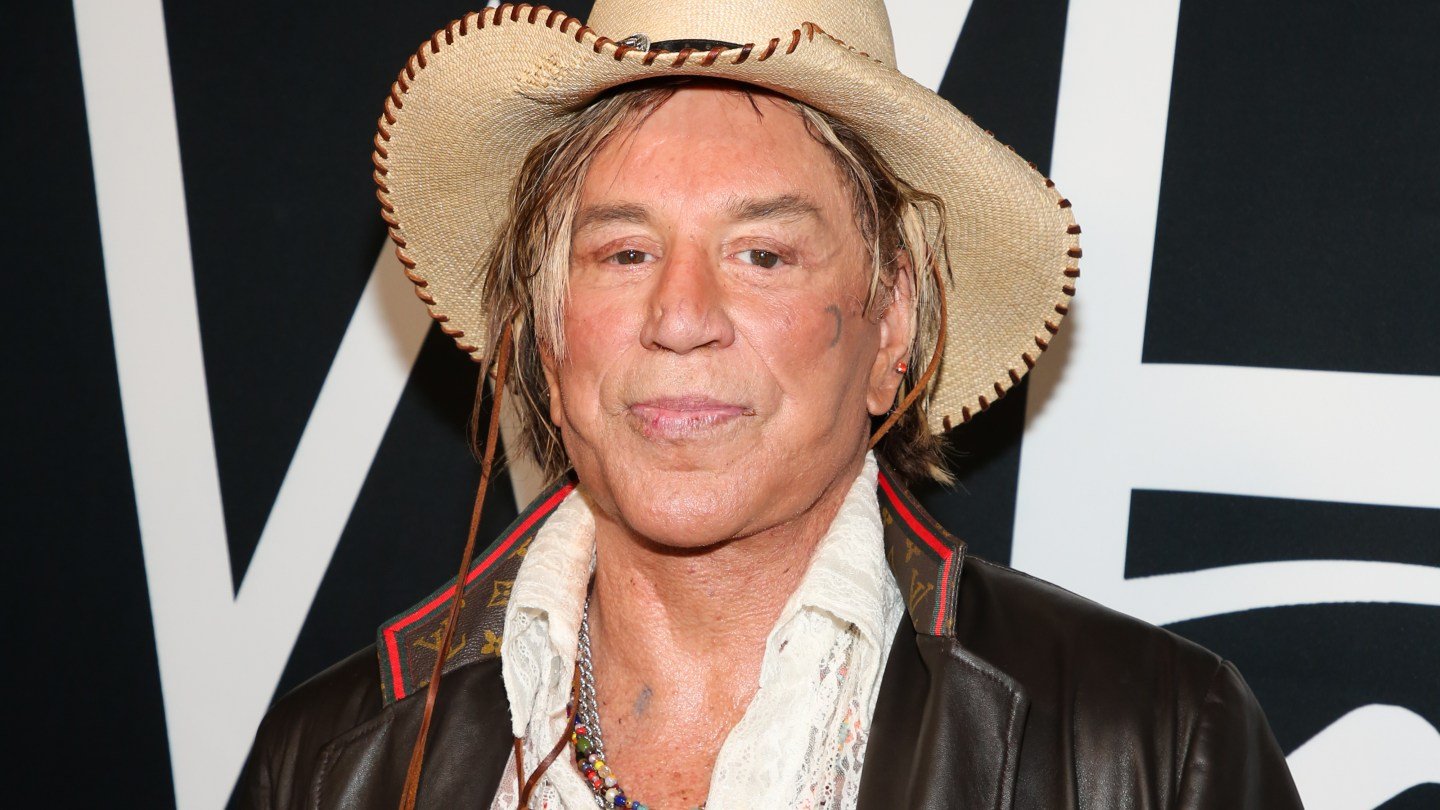 Mickey Rourke a ajuns în pragul evacuării: Actorul a lansat o campanie GoFundMe Mickey Rourke, celebrul actor de 73 de ani, se află într-o situație disperată, fiind amenințat cu evacuarea din locuința sa din Los Angeles