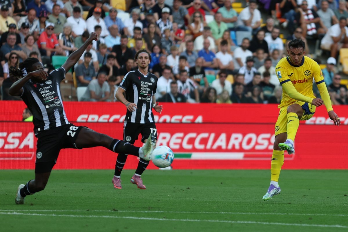 Udinese – Hellas Verona: Meci decisiv în lupta pentru supraviețuire Hellas Verona se pregătește pentru un meci crucial împotriva lui Udinese, având în vedere că echipa a decis să-l vândă pe Giovane la Napoli în urma unui sezon sub așteptări