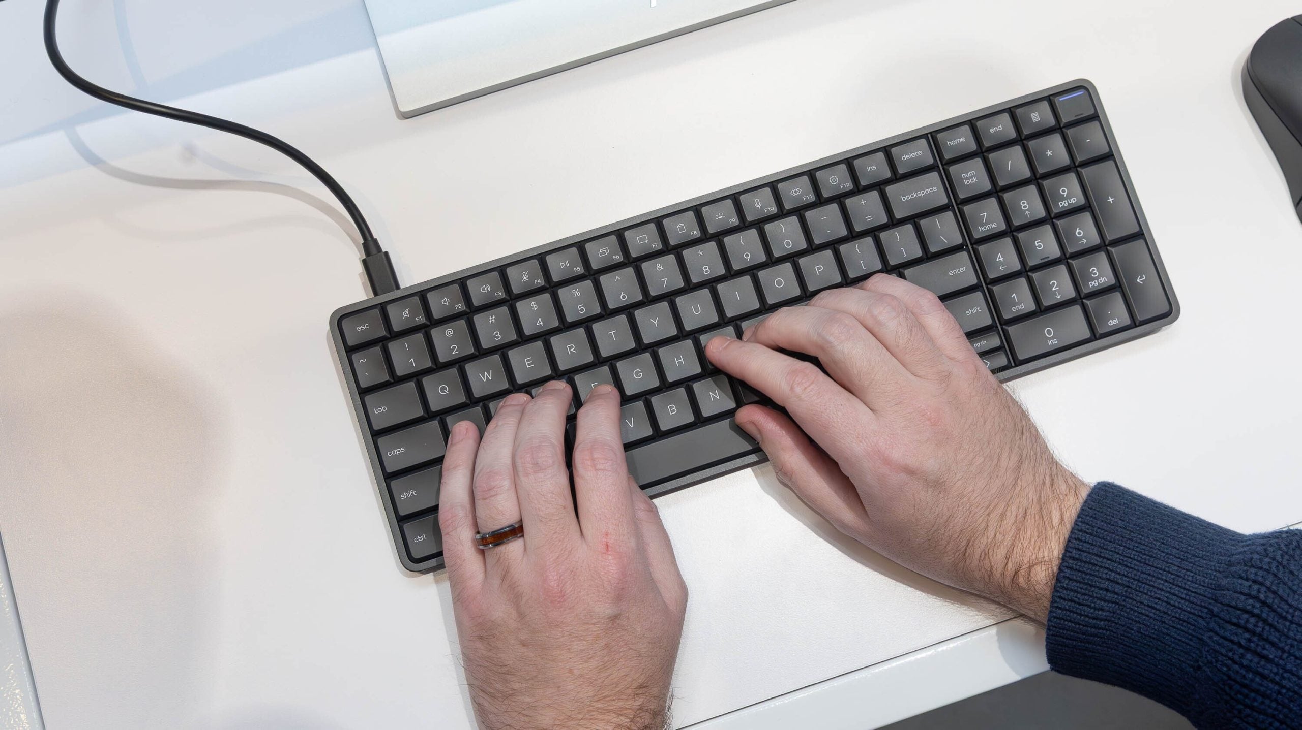 Noul concept de PC îi îmbină pe viitor cu trecutul: HP lansează EliteBoard G1a, un calculator în tastatură pentru birouri moderne La CES 2026, HP a prezentat una dintre cele mai surprinzătoare inovații tehnologice din acest an: EliteBoard G1a, un computer complet integrat în tastatura, menit să schimbe modul în care percepem și utilizăm PC-urile în mediul de afaceri